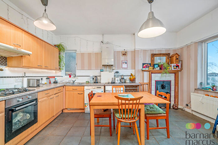 2 Bedroom Flat For Sale In Golders Way, London, NW11