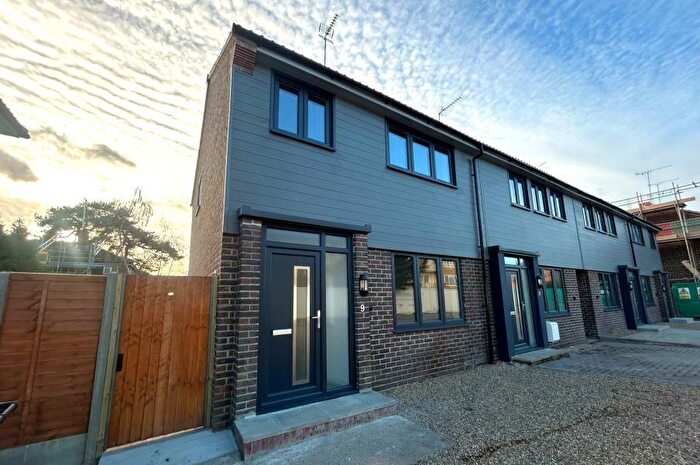 3 Bedroom End Of Terrace House To Rent In Woking, Surrey, GU21