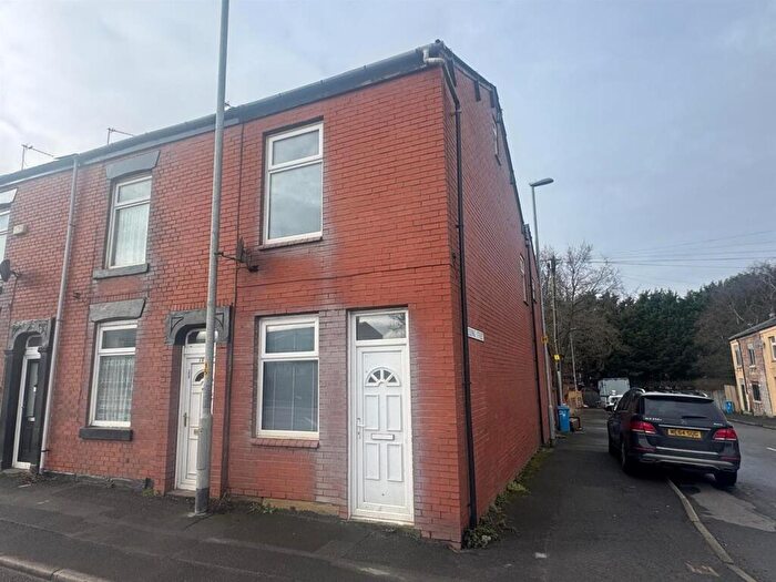 2 Bedroom End Of Terrace House To Rent In Higginshaw Lane, Royton, Oldham, OL2