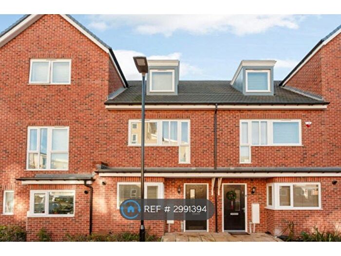 3 Bedroom Terraced House To Rent In Hunting Place, Hounslow, TW5