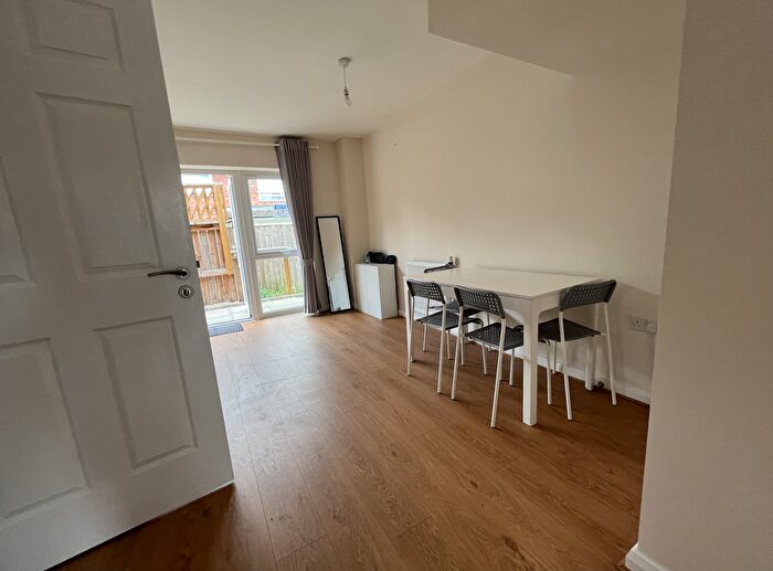 4 Bedroom Town House To Rent In Milnrow Close, Manchester, M13