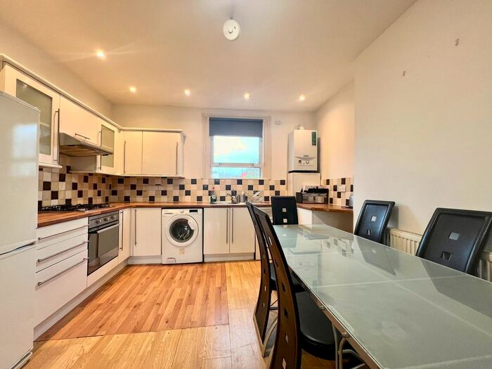 2 Bedroom Flat To Rent In Josephine Avenue, London, SW2