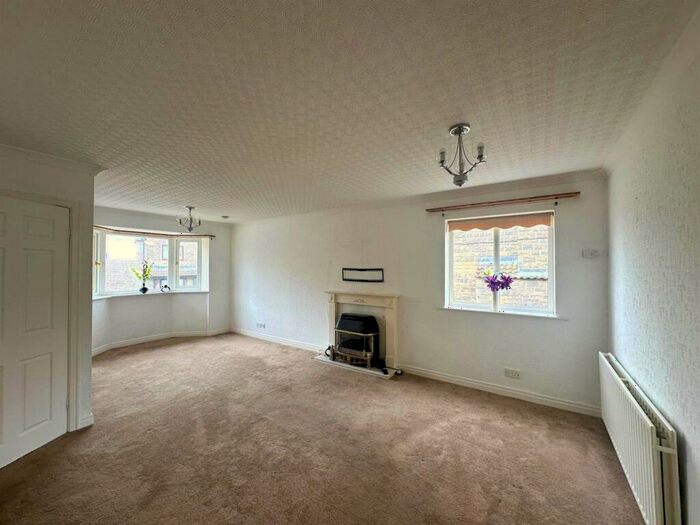 2 Bedroom Detached Bungalow For Sale In Greenacres Drive, Keighley, BD20