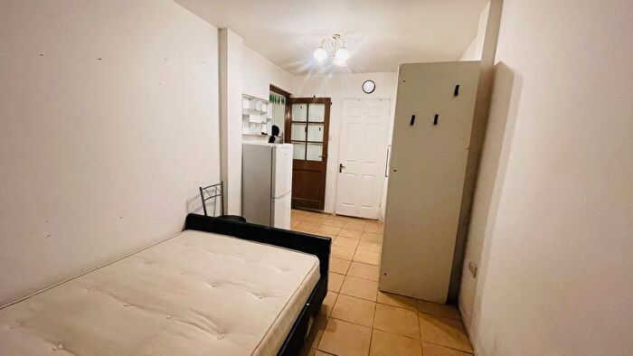 Studio To Rent In Darris Close, Hayes, UB4