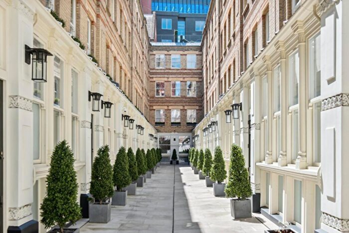 2 Bedroom Mews For Sale In Pinks Mews, - Dyer's Buildings, EC1N