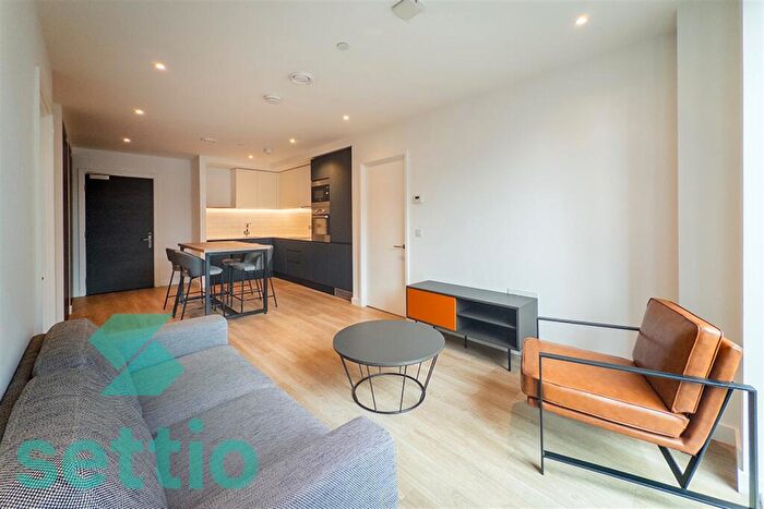 2 Bedroom Apartment To Rent In Circle Square - Bed, M1