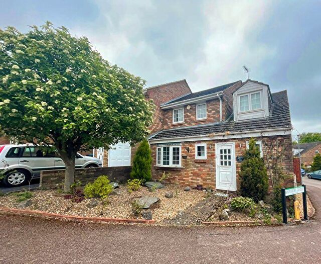 4 Bedroom Semi-Detached House To Rent In Grove Gardens, Tring, HP23
