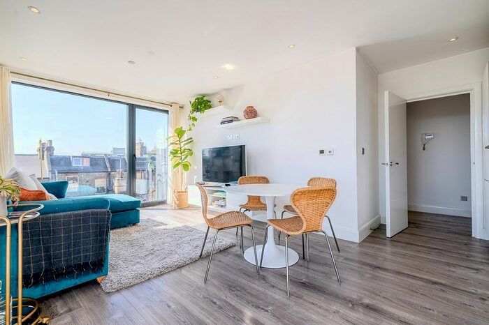 2 Bedroom Flat To Rent In Woodside Apartments, Canning Crescent, London, N22