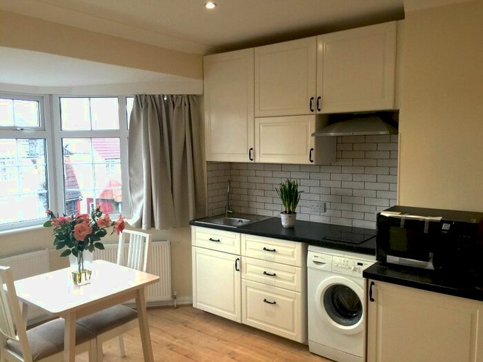 Studio To Rent In Clifton Gardens, London, NW11