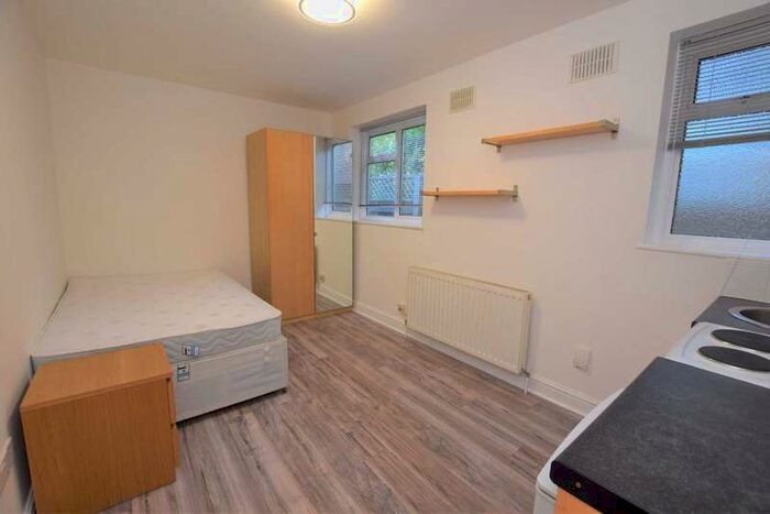 Flat To Rent In Queens Road, Hendon, London, NW4