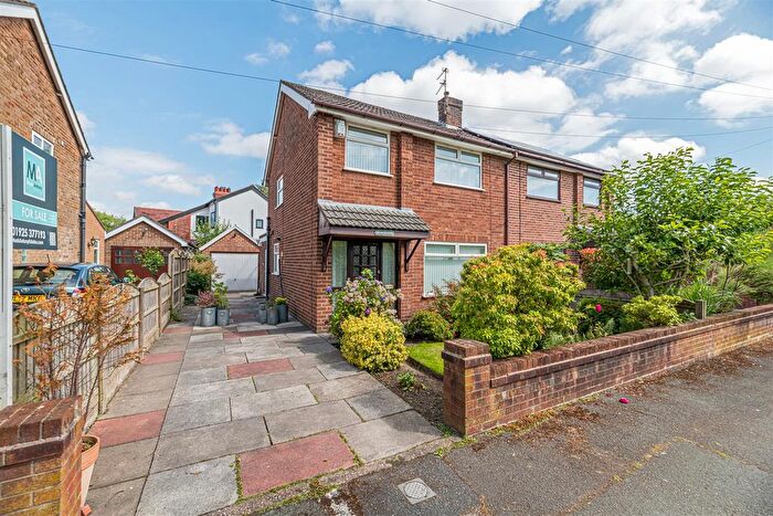 3 Bedroom Semi-Detached House For Sale In Village Close, Thelwall, Warrington, WA4