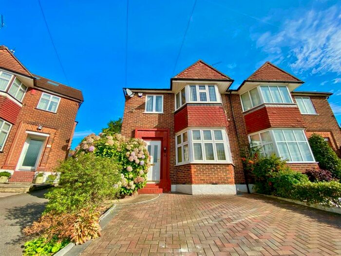 4 Bedroom Semi-Detached House To Rent In Linkside, London, N12