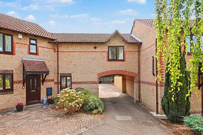 2 Bedroom Cluster House To Rent In Aspen Close, Bicester, OX26