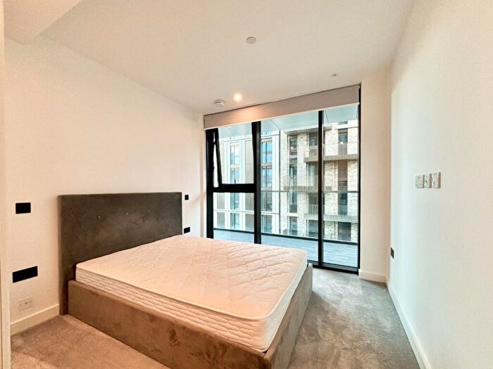2 Bedroom Flat To Rent In Merino Gardens, Tower Hamlets, London, E1W