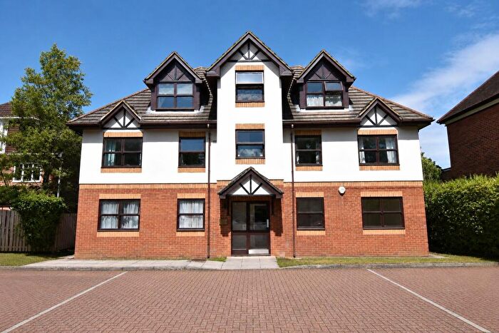 2 Bedroom Flat For Sale In Yorktown Road, Sandhurst, Berkshire, GU47