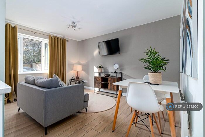 Studio To Rent In Apsley Road, Bristol, BS8 - Photo 2