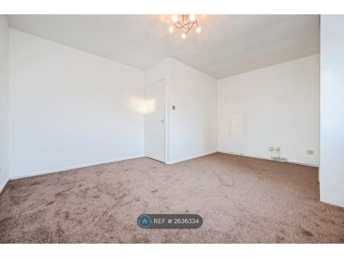 2 Bedroom Flat To Rent In Quilter Close, Luton, LU3