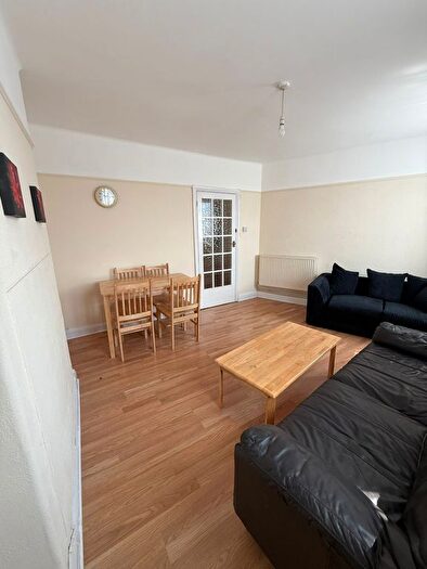 2 Bedroom Flat To Rent In Great West Road, Hounslow, TW5
