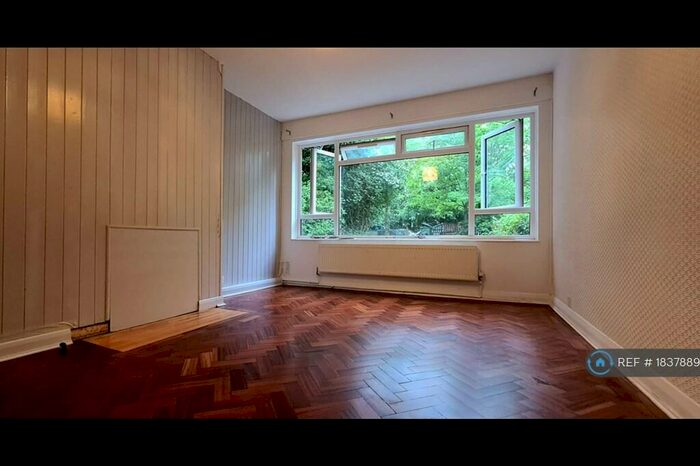 2 Bedroom Flat To Rent In Raymond Close, London, SE26
