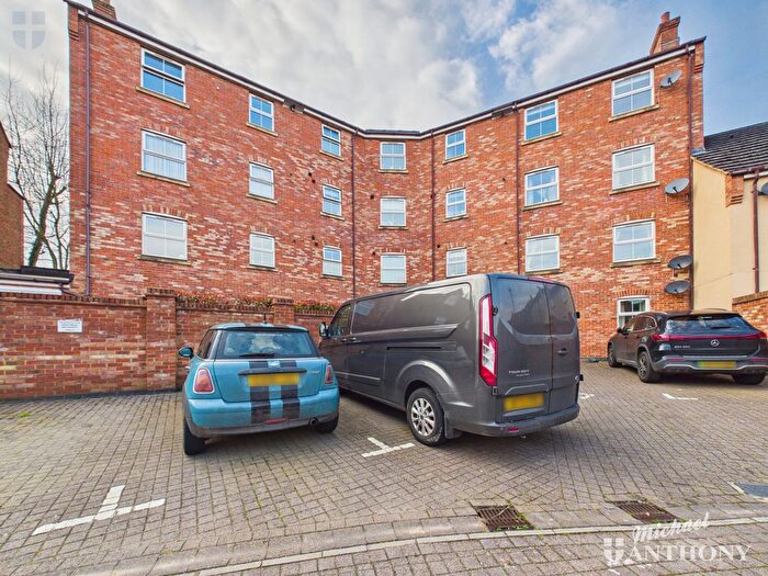 2 Bedroom Flat For Sale In Crowell Mews, Aylesbury, HP19