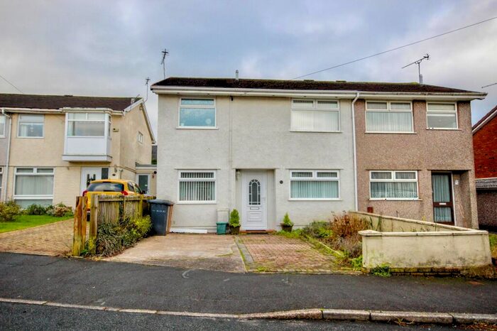 3 Bedroom Semi-Detached House For Sale In Rhys Road, Blackwood, NP12