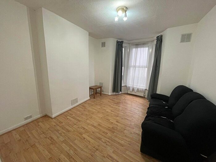 1 Bedroom Flat To Rent In Garratt Lane, London, SW17