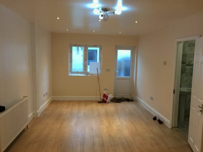 Studio To Rent In Kinfauns Road, Goodmayes IG3