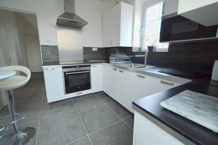 3 Bedroom Flat To Rent In Tabard Street, London, SE1