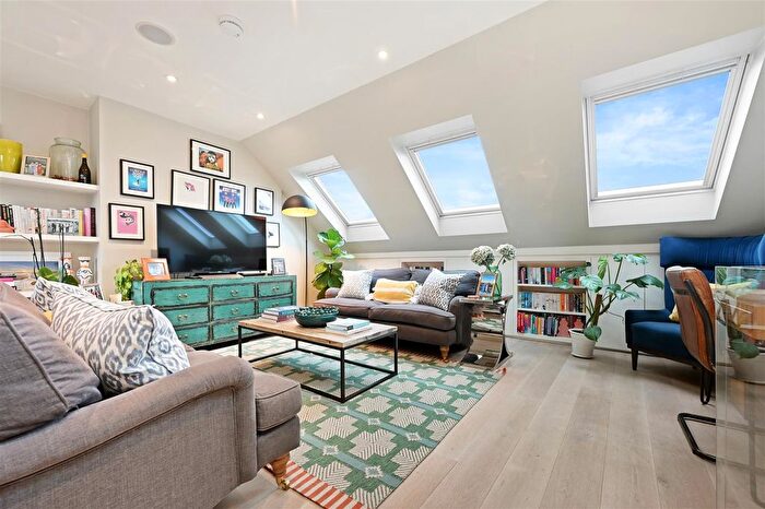2 Bedroom Maisonette For Sale In Ormiston Grove, London, W12