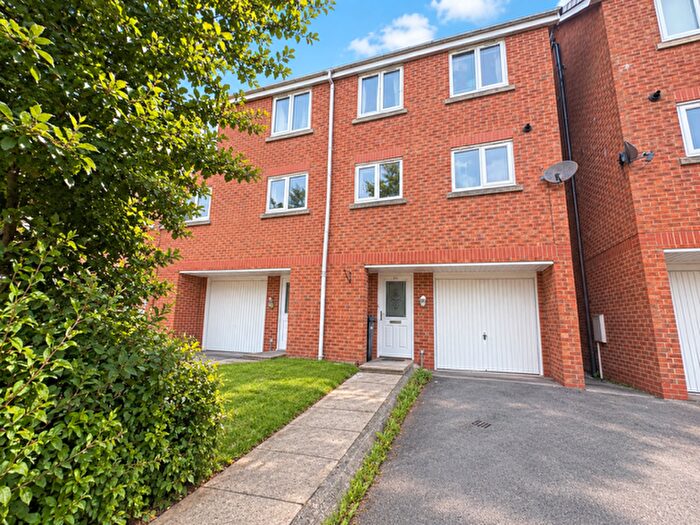3 Bedroom Town House To Rent In Nuffield Close, Bolton, BL1