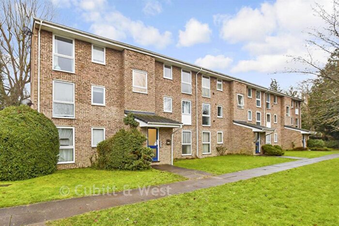 2 Bedroom Apartment For Sale In Sarel Way, Horley, Surrey, RH6