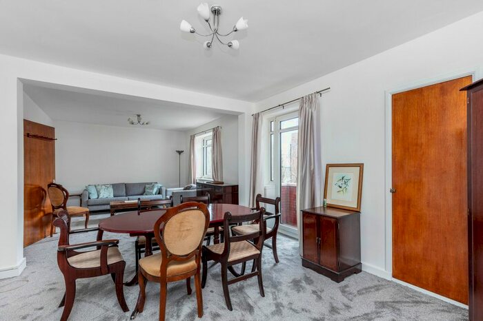 2 Bedroom Flat To Rent In Cromwell Court, Kingston Hill, Kingston Upon Thames, Surrey, KT2