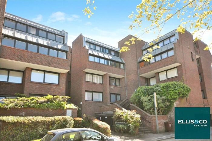 3 Bedroom Apartment For Sale In Britten Close, Golders Green, NW11