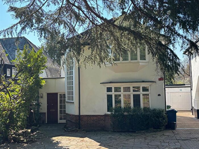 3 Bedroom Detached House For Sale In Canons Drive, Edgware, HA8