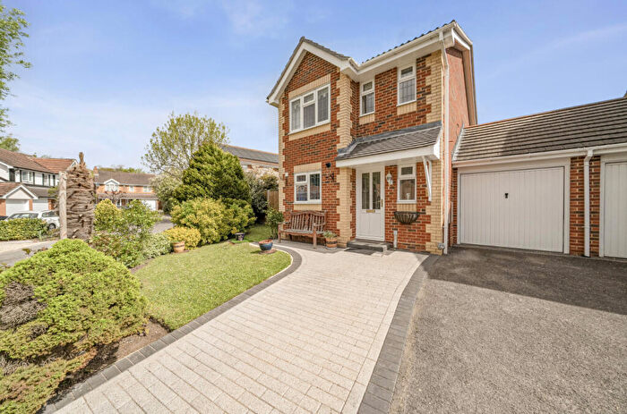 3 Bedroom Link Detached House For Sale In Burnt House Gardens, Warfield, Bracknell, RG42