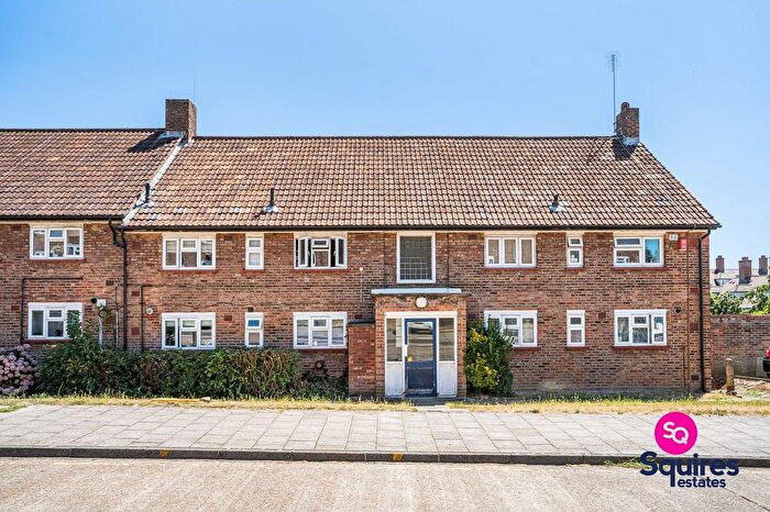 2 Bedroom Flat For Sale In Basing Way, London, N3