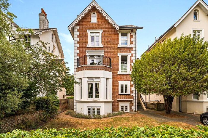 2 Bedroom Flat For Sale In Oak Hill Road, Surbiton, KT6