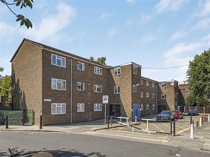 3 Bedroom Flat For Sale In Brierly Gardens, Bethnal Green, E2