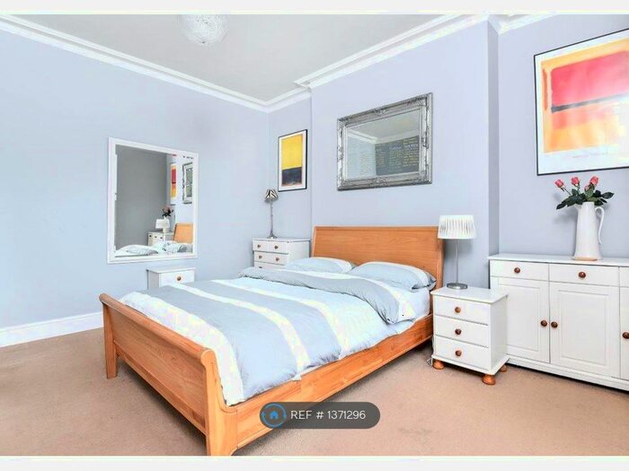 1 Bedroom Flat To Rent In Boundaries Road, London, SW12