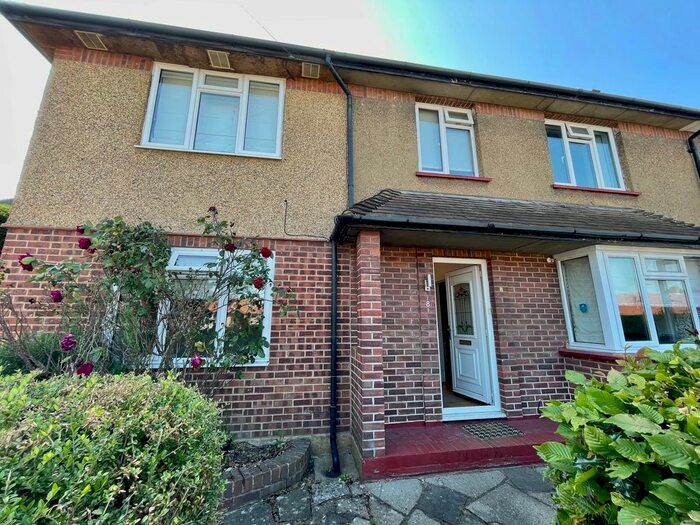 4 Bedroom Semi-Detached House To Rent In Green Fielde End, Staines Upon Thames, TW18