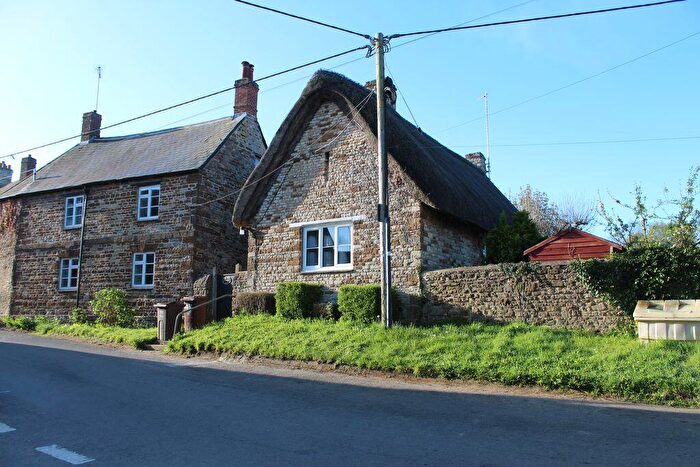 2 Bedroom Detached House To Rent In Charming Bedroom Cottage - Lower Heyford, OX25