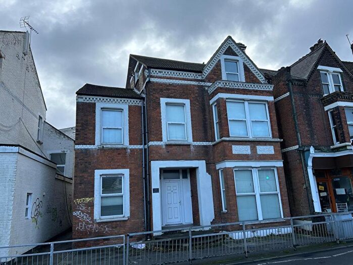 2 Bedroom Flat To Rent In Balmoral Road, Gillingham, ME7