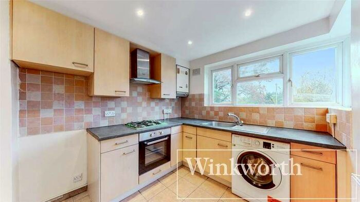 2 Bedroom Maisonette Flat To Rent In South Gardens, The Avenue, Wembley, HA9