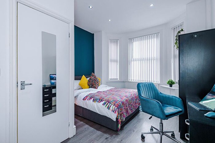 5 Bedroom End Of Terrace House To Rent In Roberts Avenue, M14