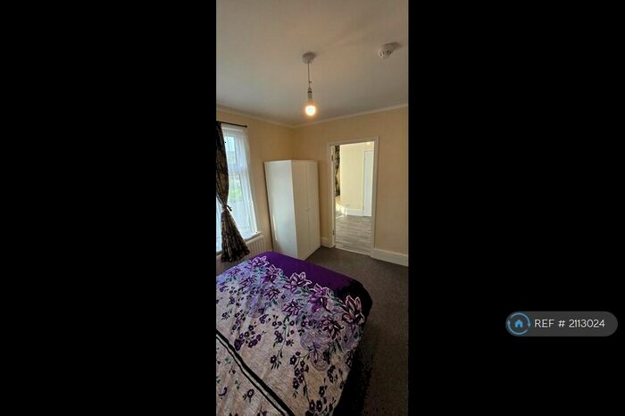 Studio To Rent In Grenoble Gardens, London, N13