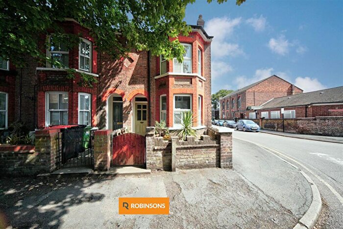 3 Bedroom End Of Terrace House For Sale In Princes Street, Dunstable, LU6