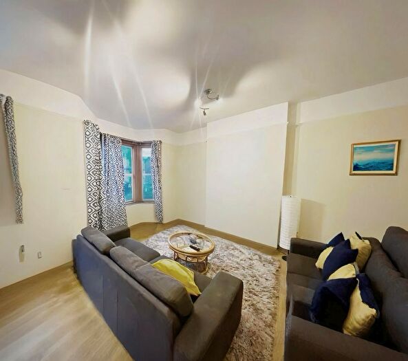 2 Bedroom Flat To Rent In Merton Road, London, SW19