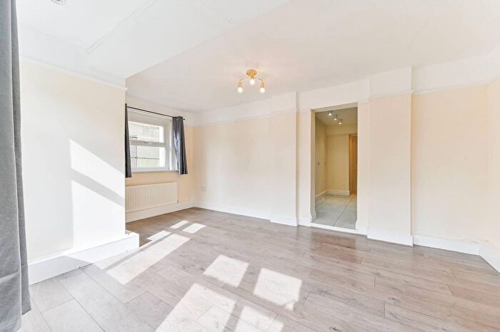 1 Bedroom Flat To Rent In Lower Addiscombe Road, East Croydon, Croydon, CR0