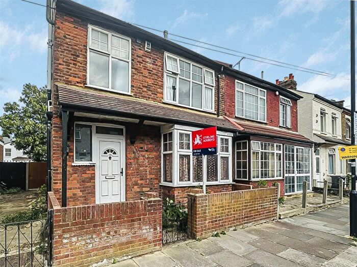 4 Bedroom Semi-detached House For Sale In Standard Road, Hounslow, TW4