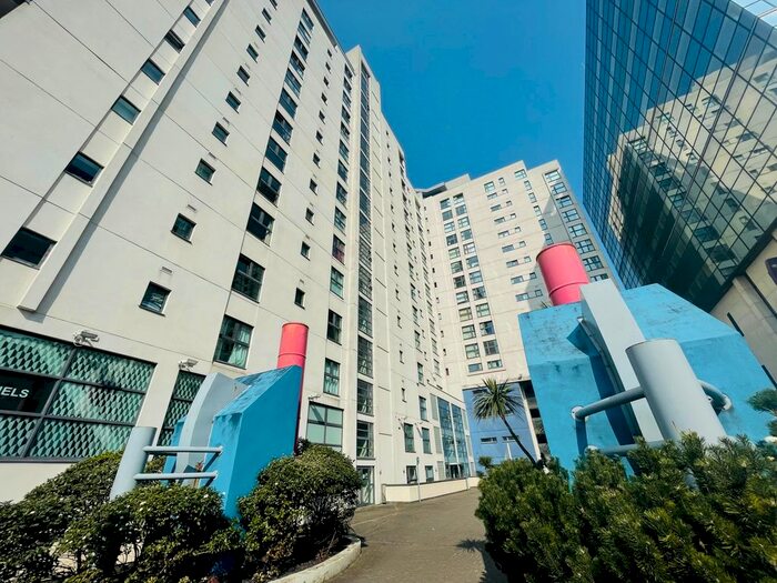 3 Bedroom Flat To Rent In Churchill Way, Cardiff, CF10